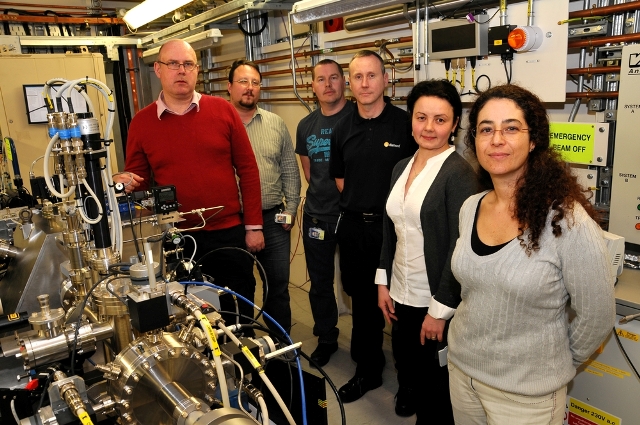 Senior support scientist Tina Geraki (far right) and the rest of the team on I18