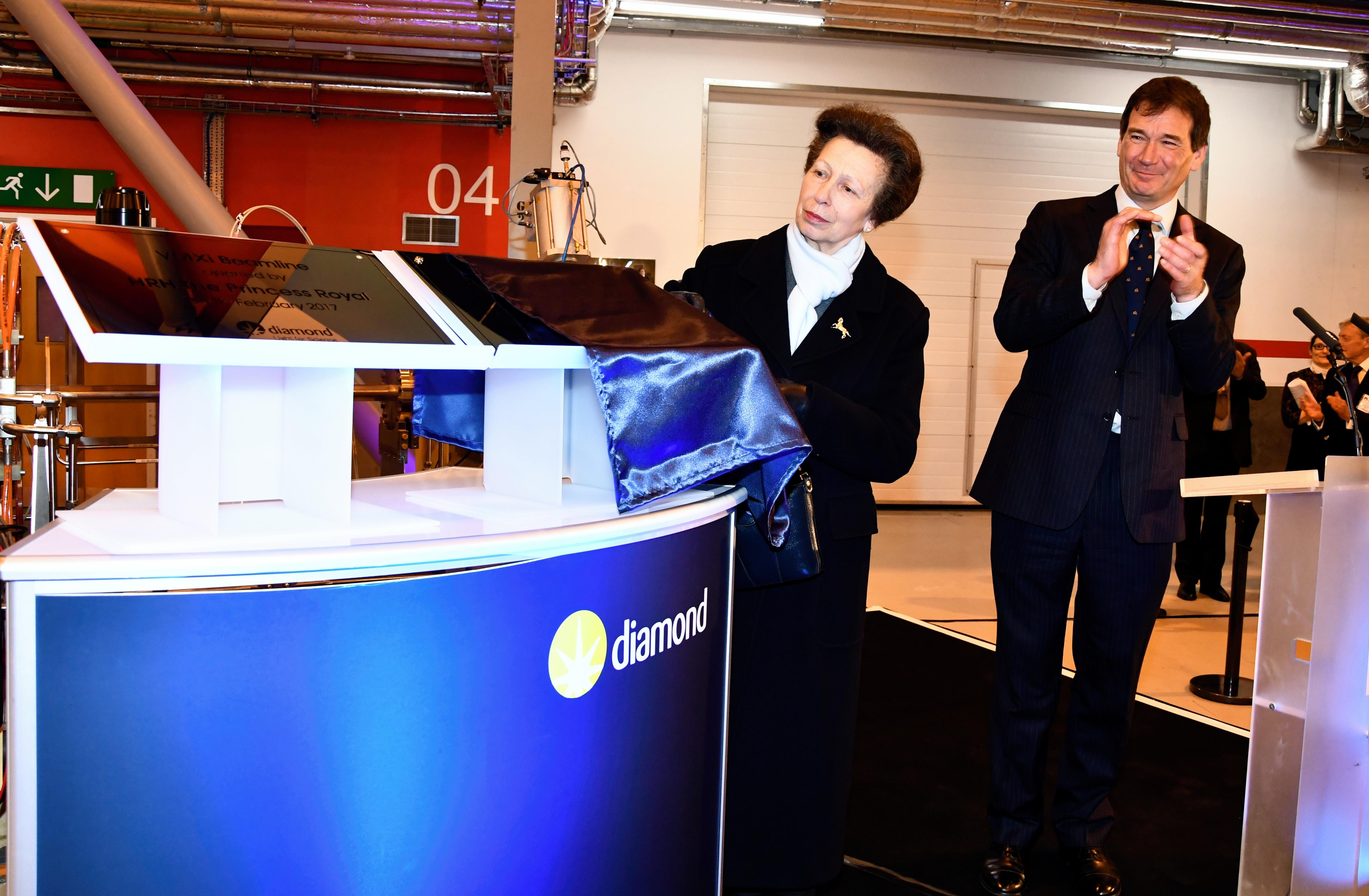 HRH The Princess Royal unveiling the plaque officially opening the VMXi beamline.