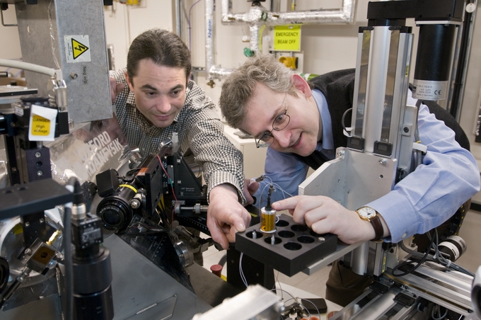 Visiting scientists on the beamline