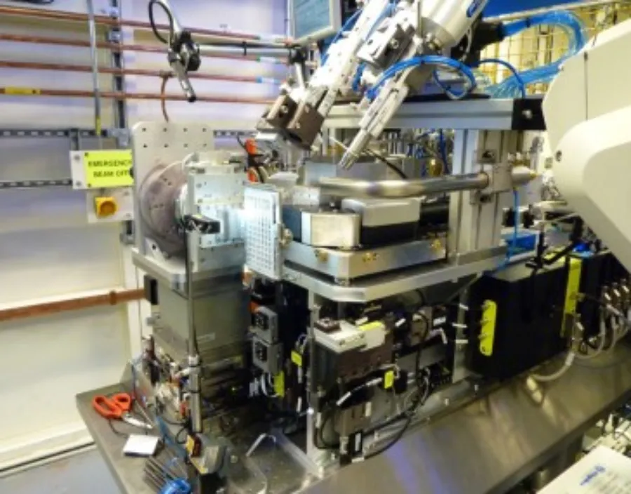 In situ setup on I03: the goniometer holds the tray.