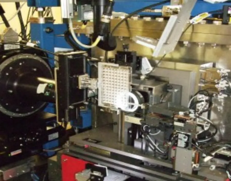 In situ setup on I24: the goniometer holds the tray.