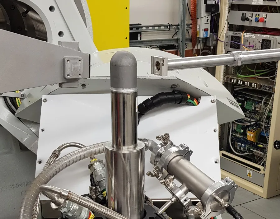 Low & high temperature sample environments with low beam absorption