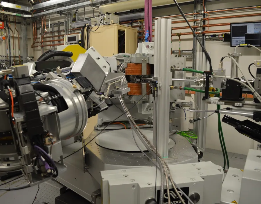 Versatile sample environments with electric or magnetic fields