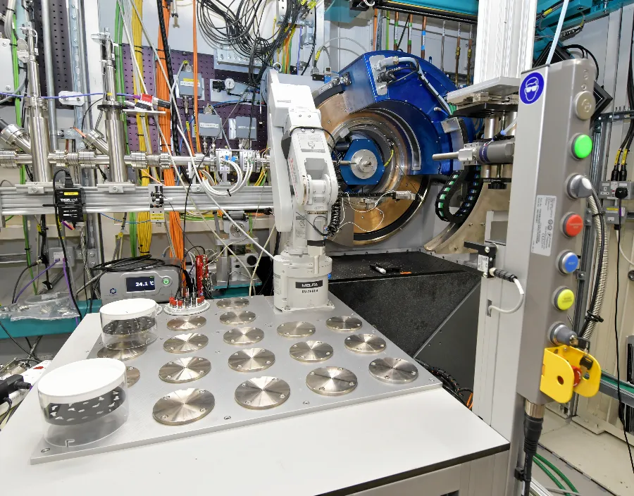 Robotic sample changer on I15-1.