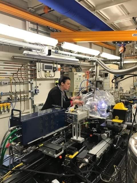 Dr Brinza loading an algae sample onto the I18 Microfocus spectroscopy beamline for the experiment on Cd spatial distribution and bonding environment on algae. Image credit Loredana Brinza.