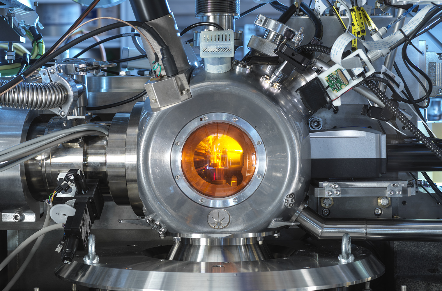 Diamond’s first ever 3D printed vacuum vessel and sample environment. This state-of-the- art setup allows the smallest of protein microcrystals to be studied by X-ray diffraction.