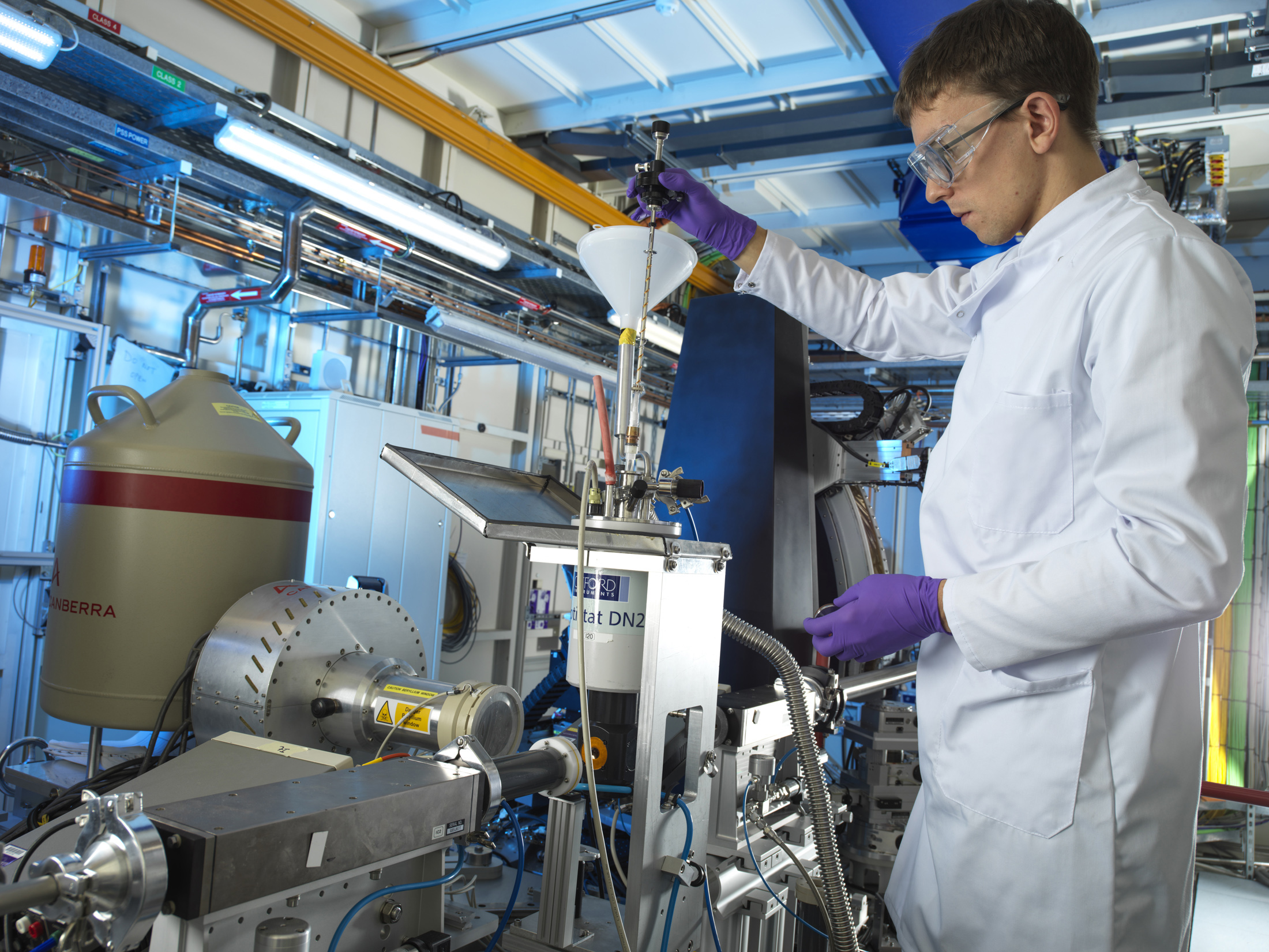 Callum Robinson, University of Manchester PhD student demonstrating the loading a sample containing uranium onto Diamond’s I20-scanning beamline