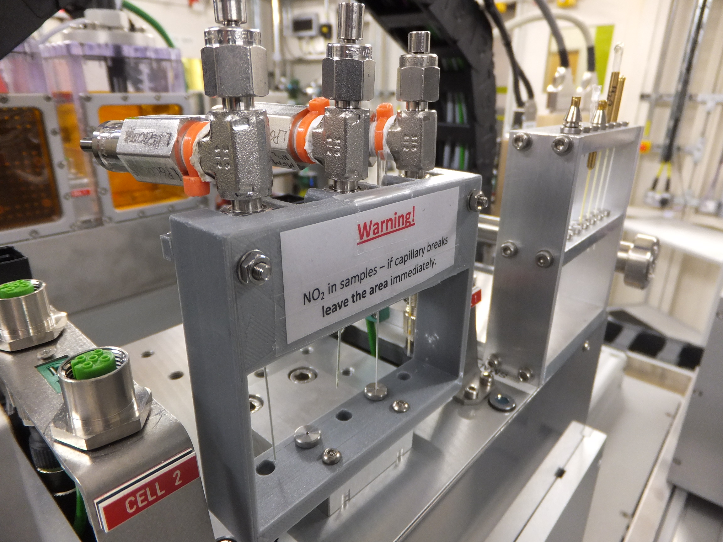 Fixed-pressure gas cells