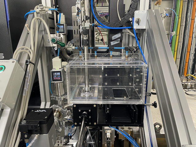 VMXm endstation airlock with no sample cartridge