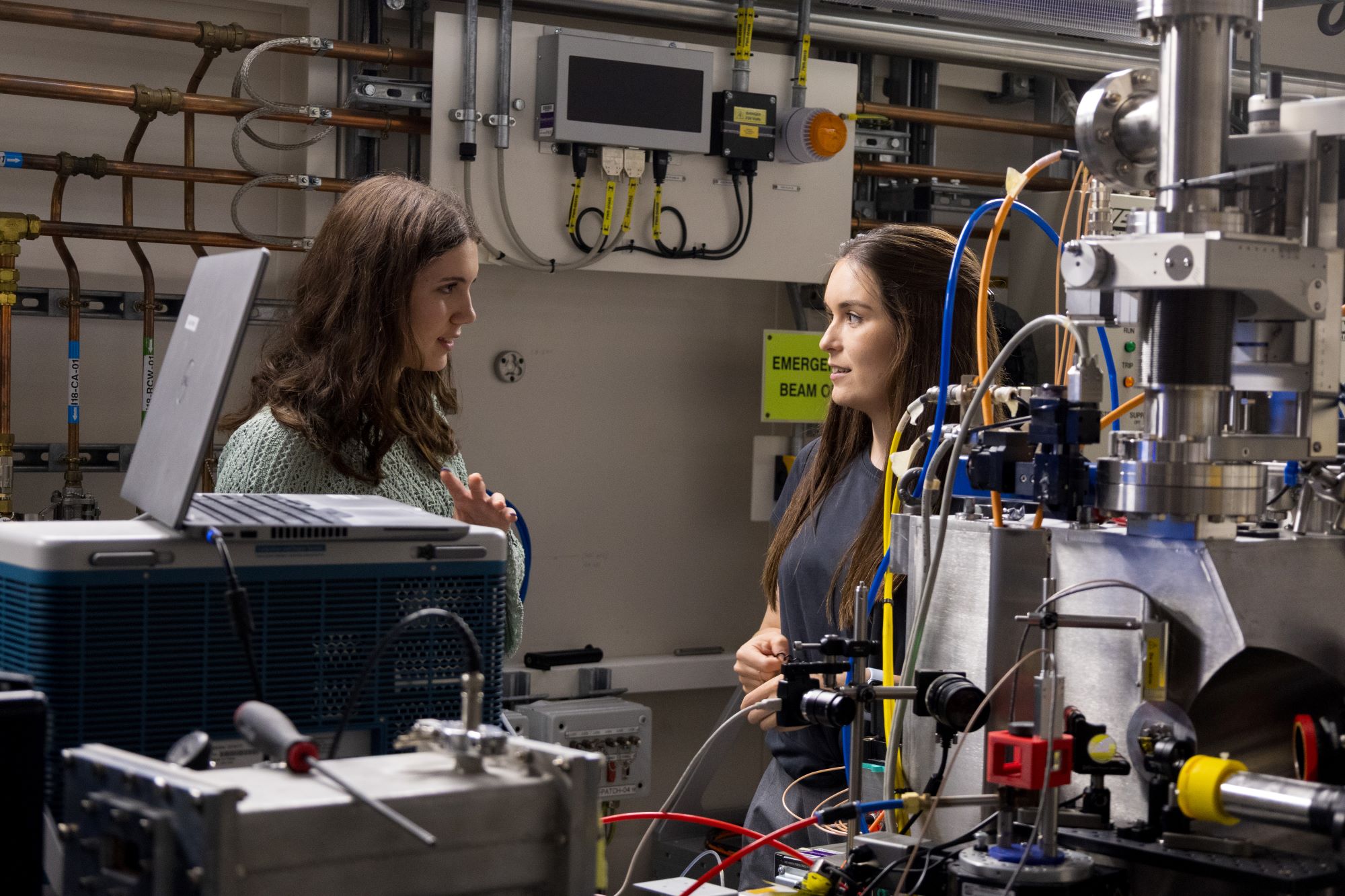 Rhiannon Bosley talking with student Maggie Cinque on the I18 beamline. 