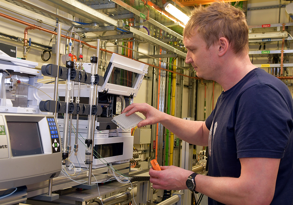 B21 Principal Beamline Scientist, Nathan Cowieson, undertaking bioSAXS experiments.