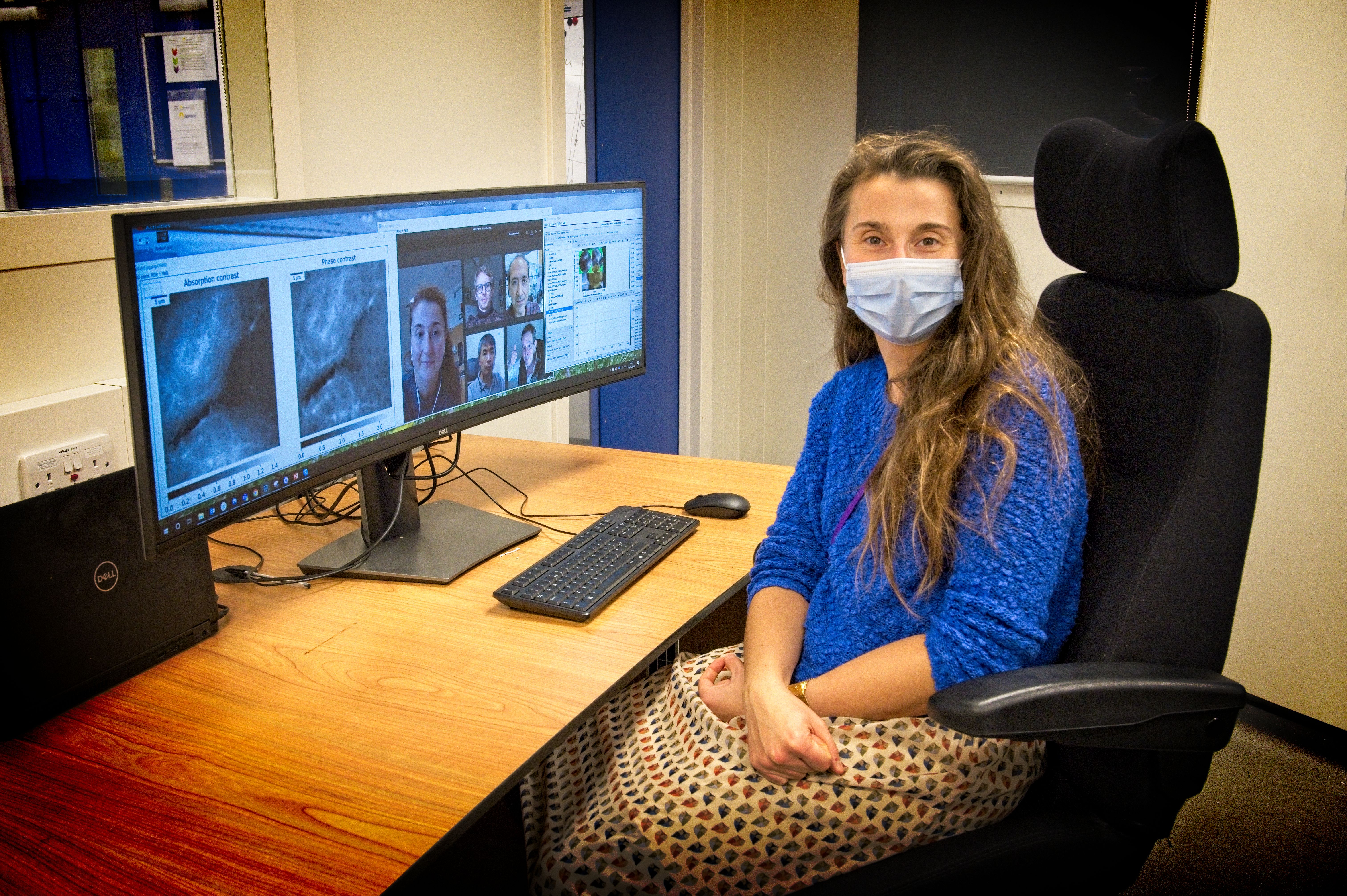 Maud Dumoux from the Rosalind Franklin Institute in the J08 control room. 