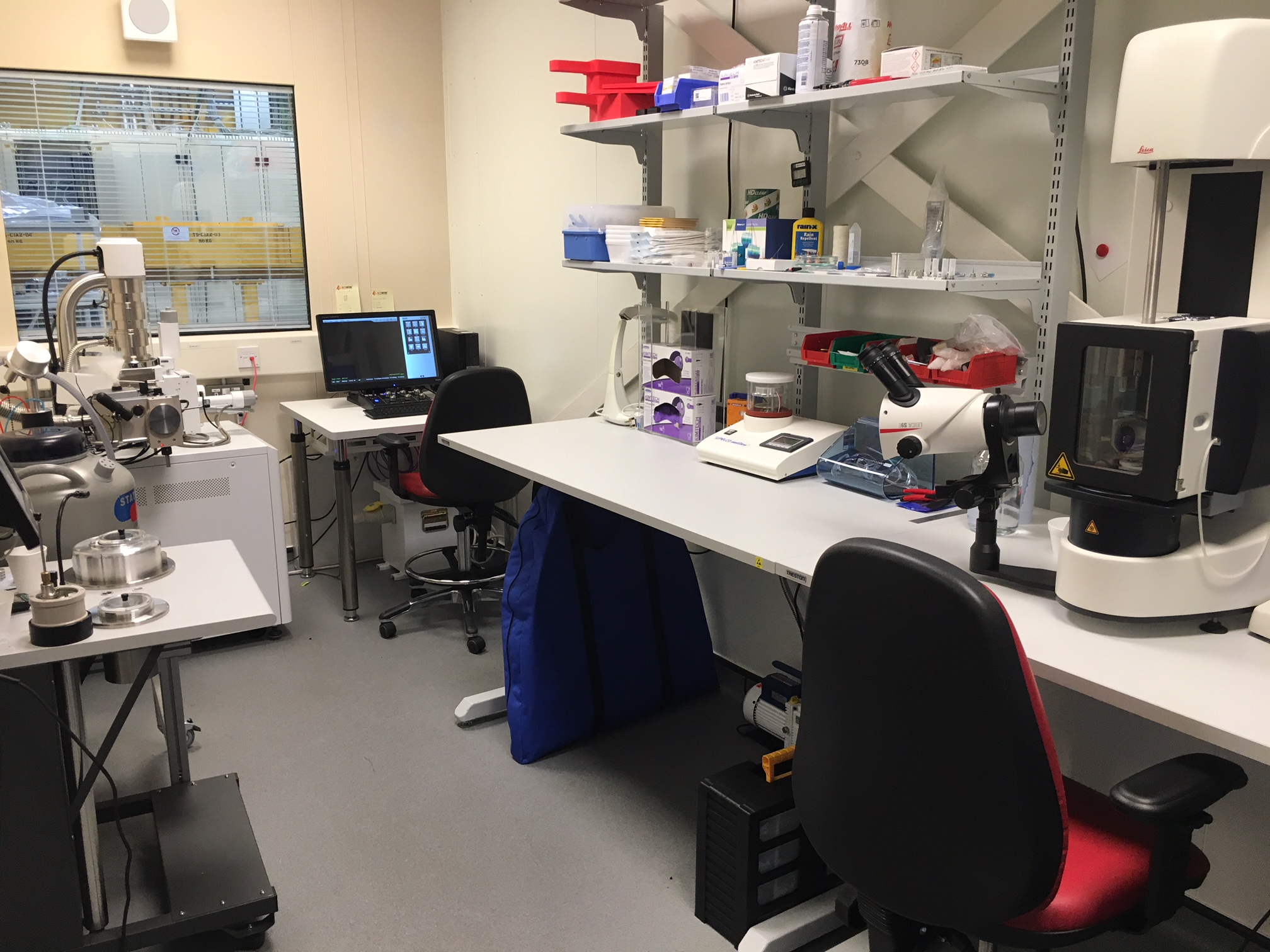 The VMXm sample preparation lab including plunge freezer and scanning electron microscope.