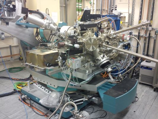 EH2 diffractometer and UHV chamber