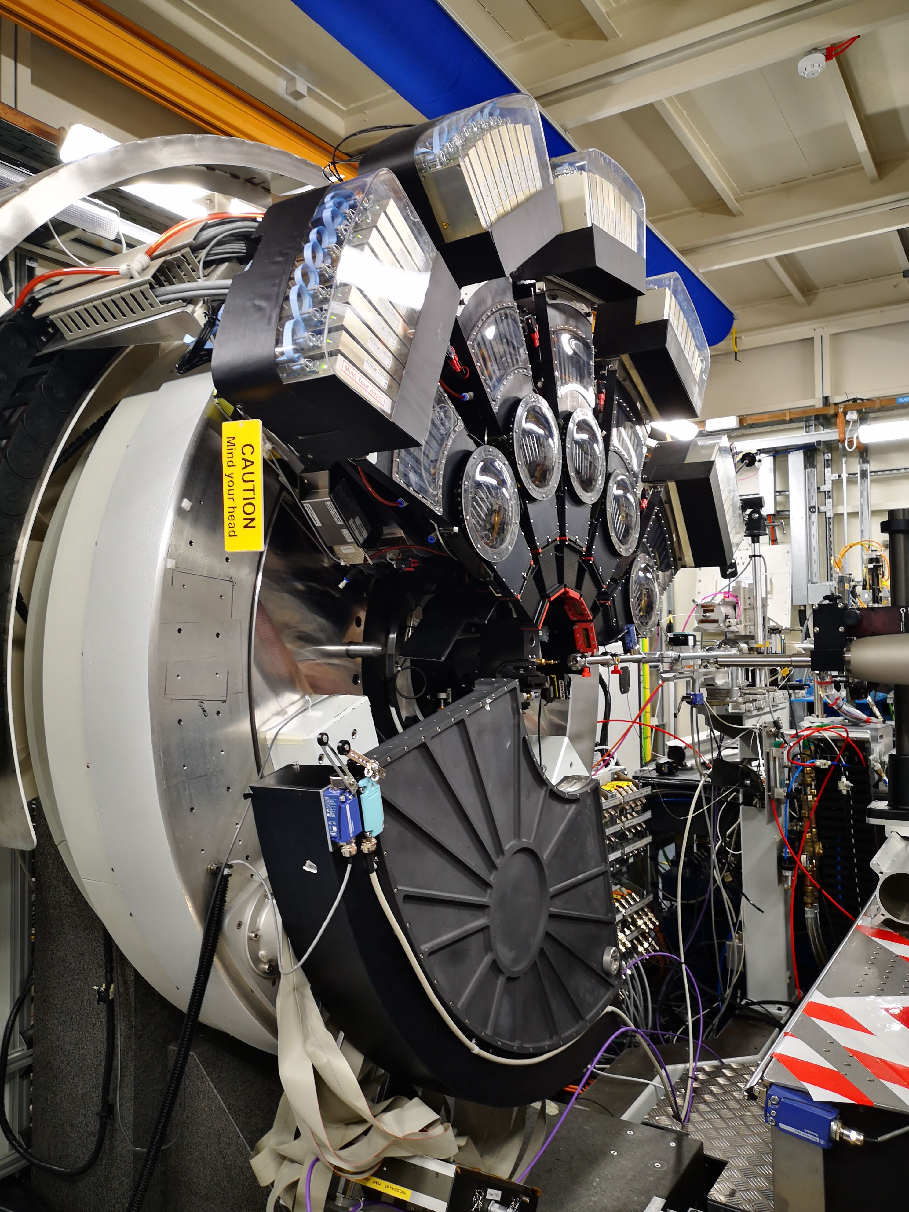 The 3-circle powder diffractometer on beamline I11, used for the present work