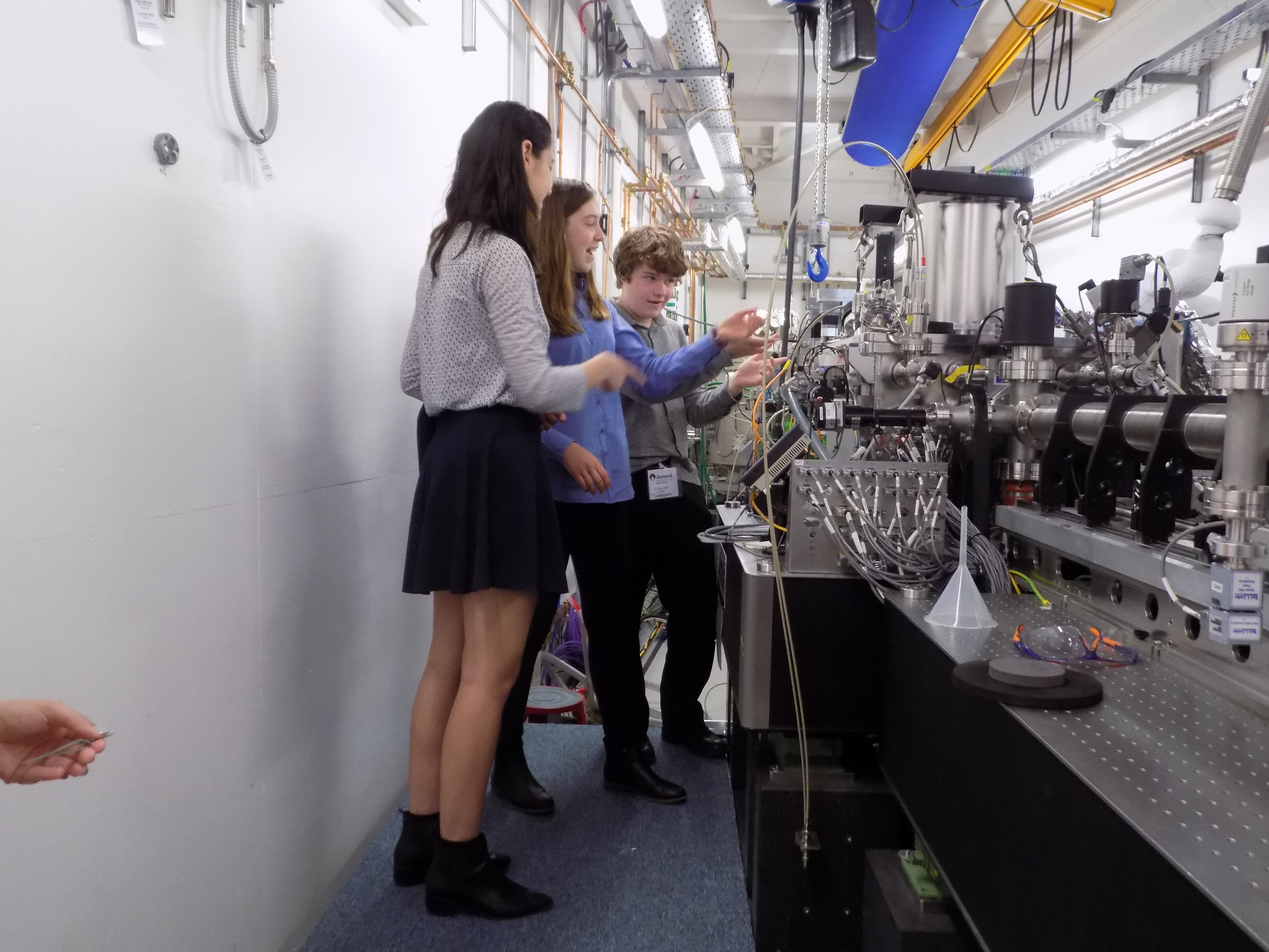 Fleur and David (Computational Biology) showing us their experiment in the B24 laboratory.