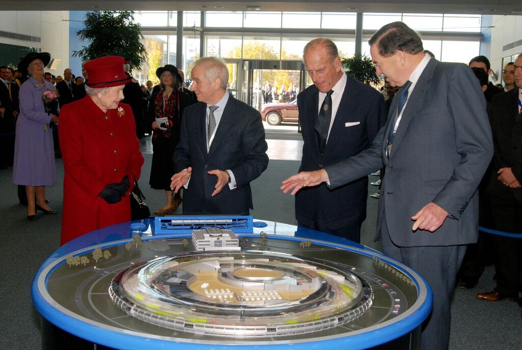 The Queen and The Duke paused by the Diamond model while Gerd Materlik, former Chief Executive (left), and Sir David Cooksey, Chairman (right) explained how the machine works.