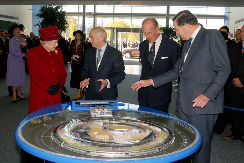 The Queen and The Duke paused by the Diamond model while Gerd Materlik, former Chief Executive (left), and Sir David Cooksey, Chairman (right) explained how the machine works. 