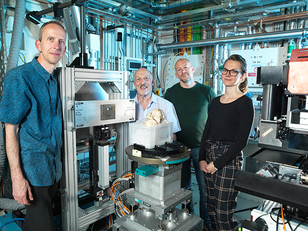 Diamond’s Principal Beamline Scientist Thomas Connolley welcomes research team to beamline I12. Left to right – Thomas Connolley, Ron Clarke, Dominic Stratford and Amélie Beaudet 