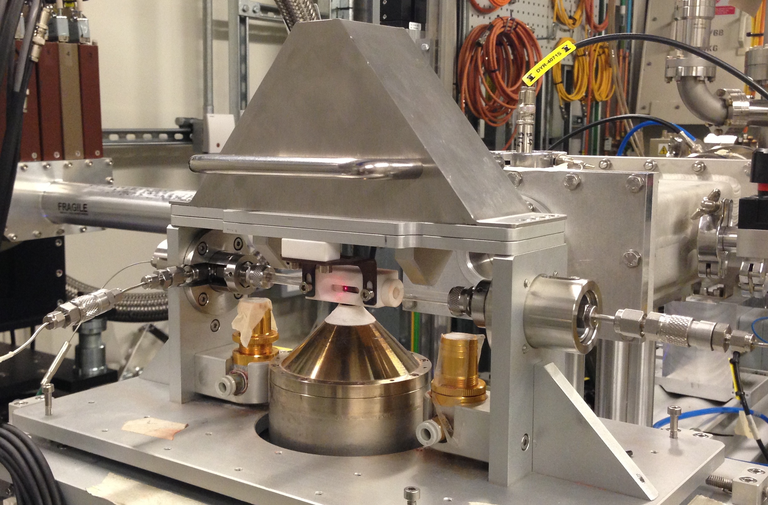 Diamond's microrector for in situ catalysis