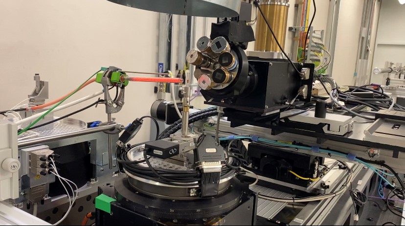 Quartz tube reactor and imaging cell on stage with heating furnace. Credit - Queen Mary University of London and Diamond Light Source I-13