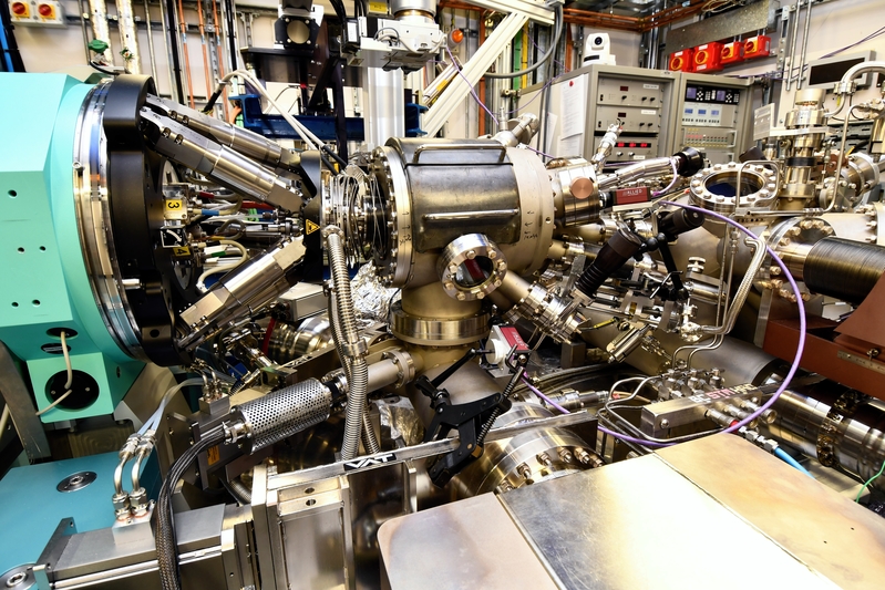 I07 high-resolution X-ray diffraction beamline